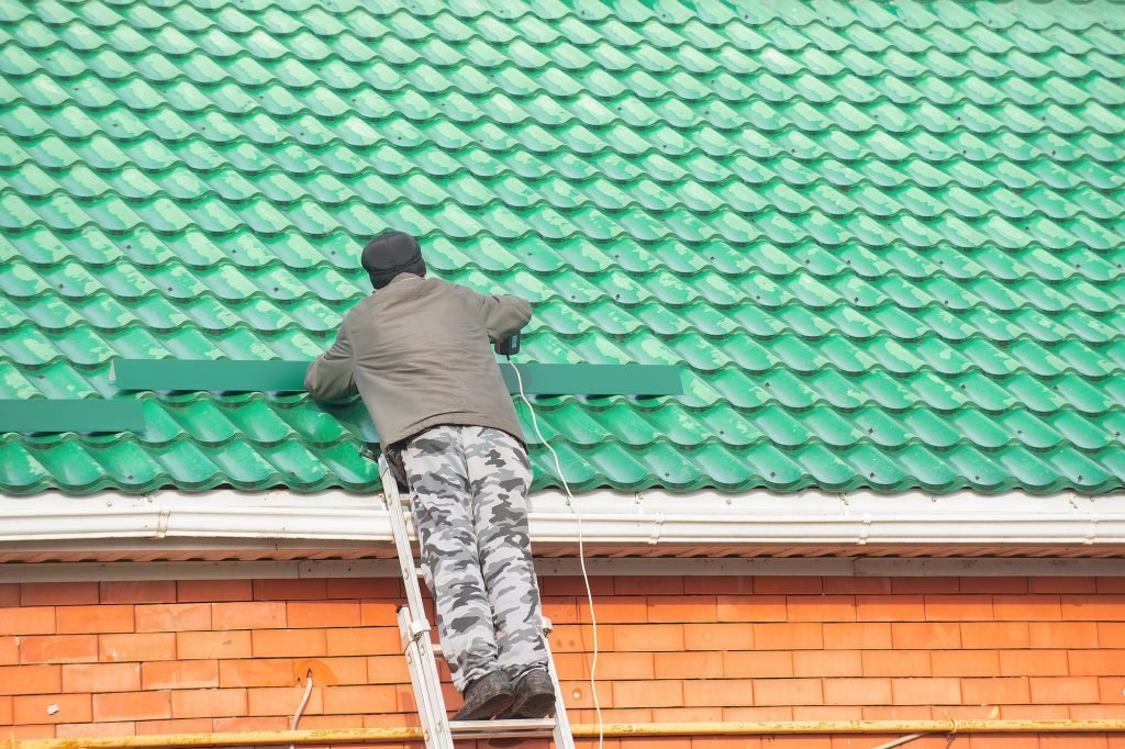 preparing your house for a snowy winter, strengthening the roof of the house from the collapse of